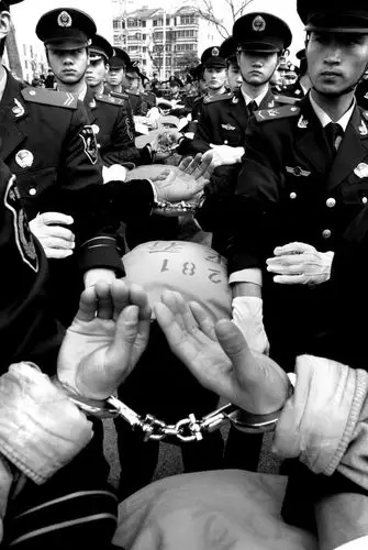 嘉兴公安公开处理20名犯罪嫌疑人