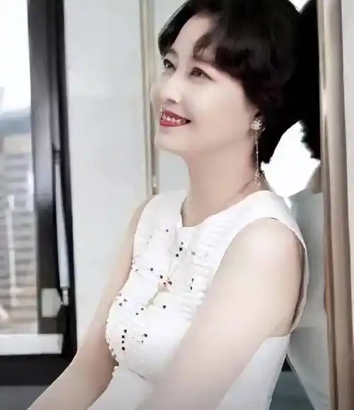 55岁周海媚穿深v吊带裙身材尽显剪了短发变大妈网友太显老