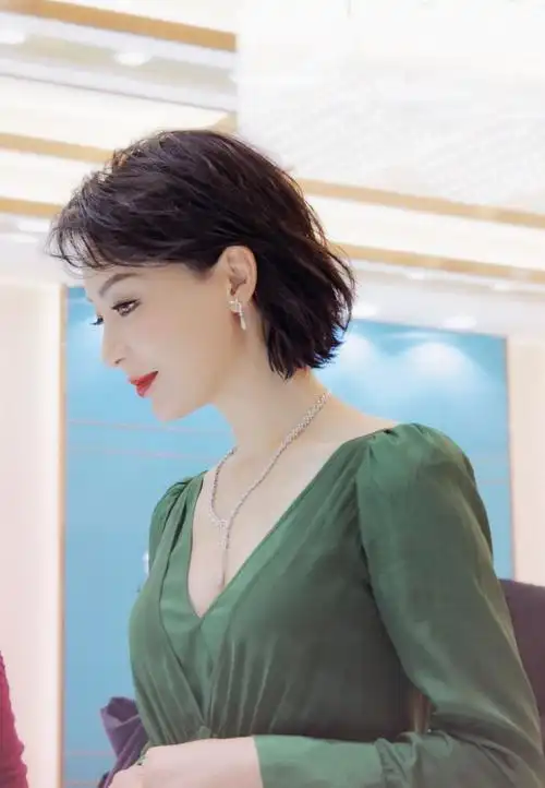 42岁陈数新造型出席活动,短发搭配休闲look时尚减龄,红唇更抢镜