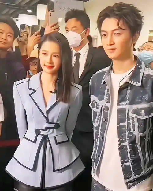 同样会让现场的观众们尖叫不已,身高180厘米的陈晓站在身高166厘米的