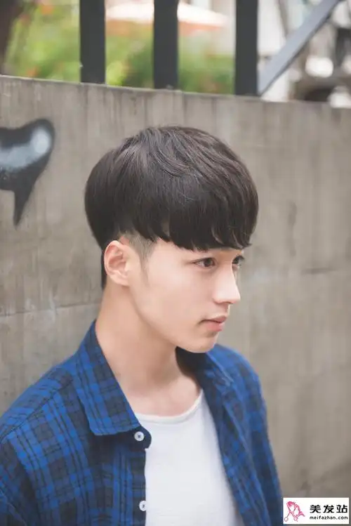 男生头发两侧内掏空发型设计 微卷锅盖头帅爆[16p]