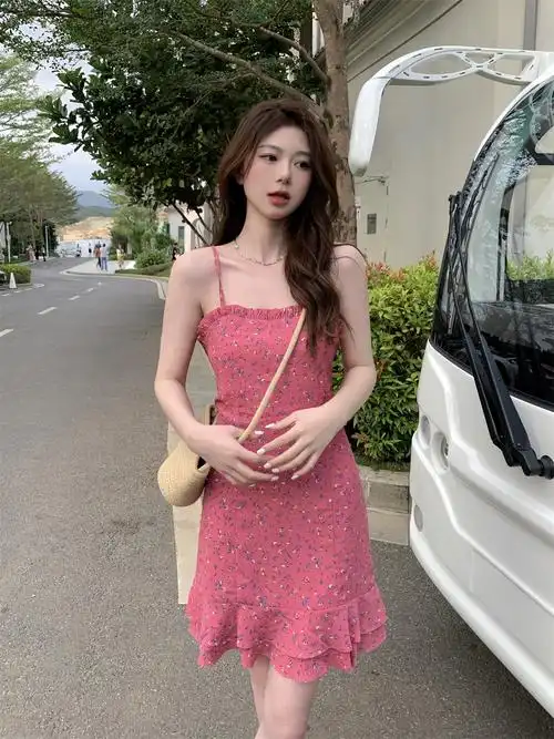 辣妹碎花吊带连衣裙夏甜辣少女粉色露背修身显瘦淑女荷叶边短裙