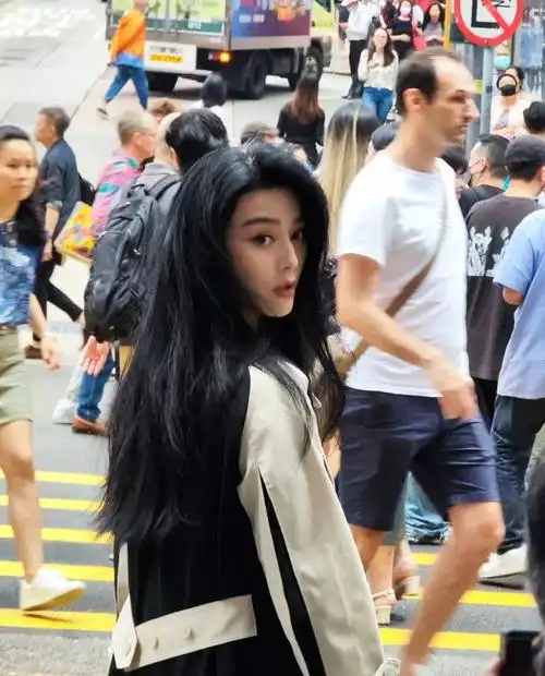 范冰冰现身香港街头皮肤白皙细腻不敢想象她已年过四旬