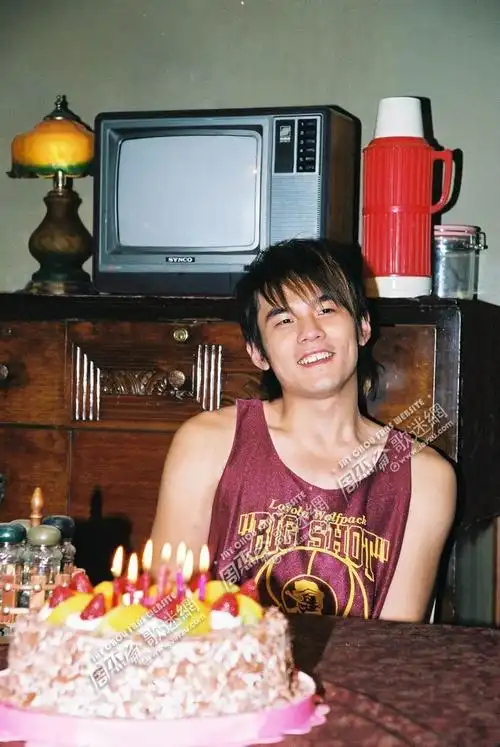 求一张周杰伦在钢琴前的照片,应该是在他家照的,素颜,穿棒球一,像大学