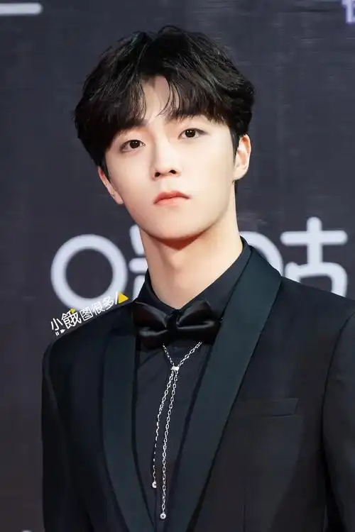 周末安利黑白t下的颜值少年陈立农图楼