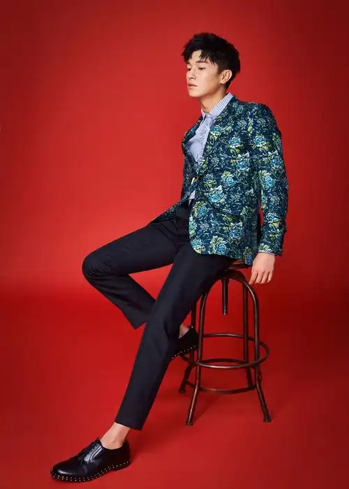 杨旭文曝新春写真大片 "深情脸"型男展摩登范