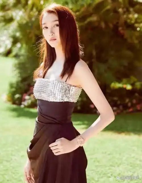 关晓彤的大长腿 "内娱第一长腿"她的轻熟穿搭更为精彩