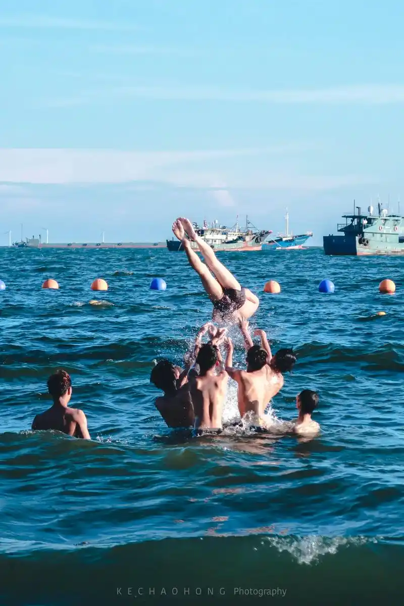 海边少年和橘子汽水味的夏天