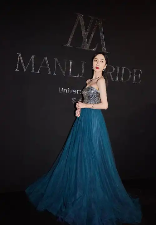 娄艺潇身穿蓝色抹胸裙亮相,气质优雅,真耀眼美人