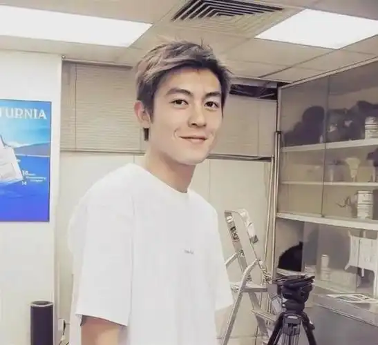 陈冠希重回颜值巅峰:哥本哈根潮流舞台,熟悉的坏笑又回来了!