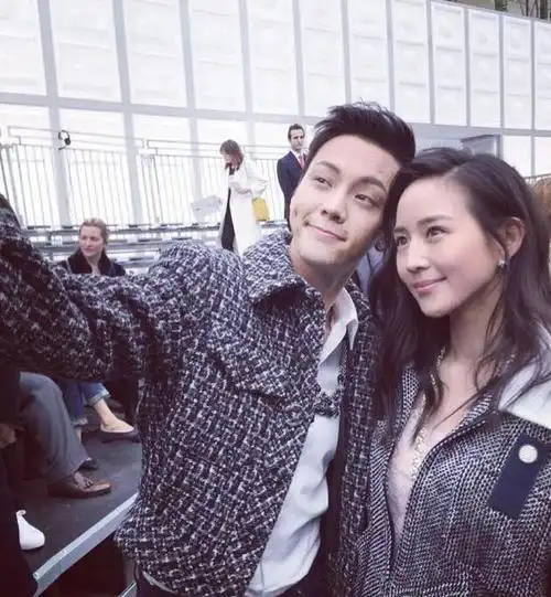 继同框后张钧甯与陈伟霆又同台一个穿黑色优雅一个穿白色酷帅