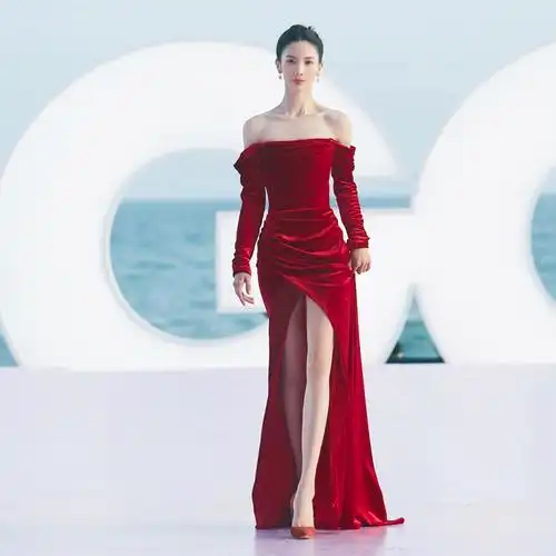 高定明星金晨同款丝绒红色结婚礼服裙一字领露肩吊带气场主持长裙