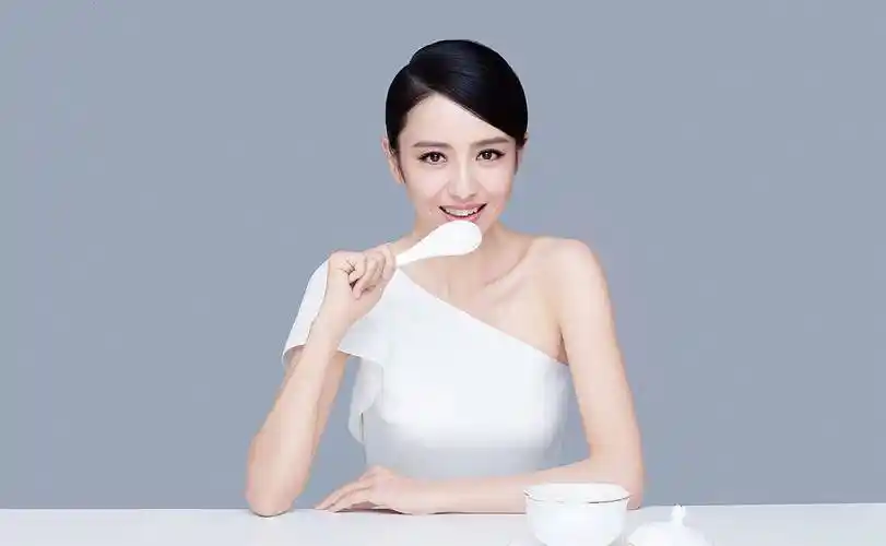 佟丽娅拍摄时尚大片,编发头巾造型曝光,给造型师加鸡腿了吗_网友_古装