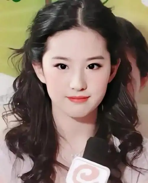 刘亦菲:华语影坛最美女神,仙女姐姐引领时尚潮流!