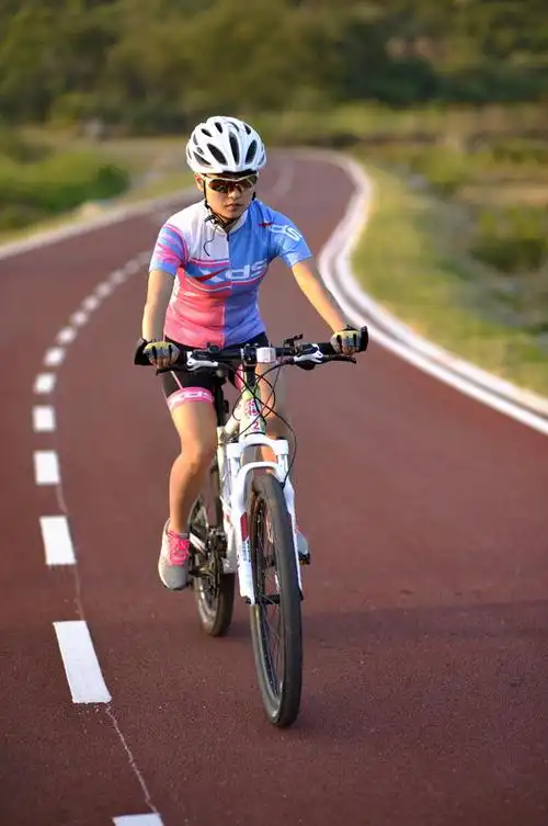 《摄影爱好者》女孩穿上骑行服,别有一番韵味