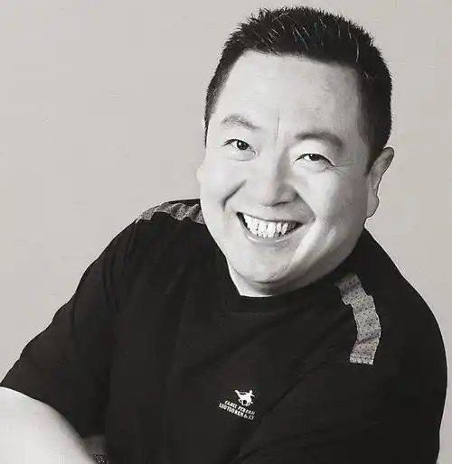 63岁的董浩叔叔近照曝光身材严重发福下蹲都成问题