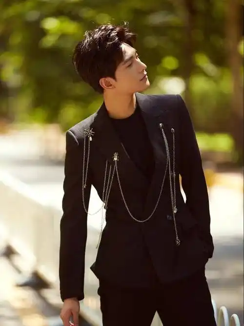 跟着我们揭秘杨洋的真实身高!与网红殷世航进行比较_演技_角色_活动