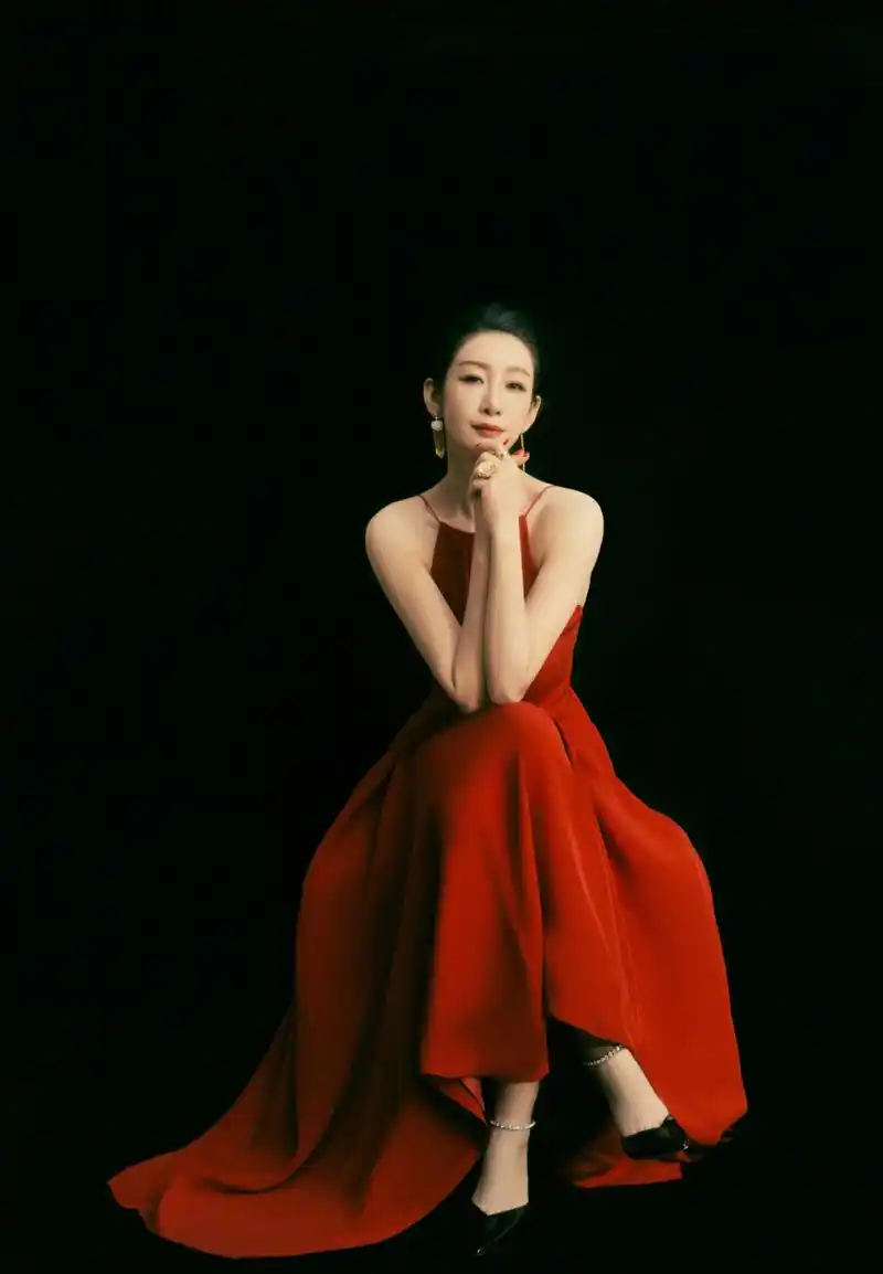 46岁秦海璐黑红两套礼服优雅知性身材依然很nice#artnews中文版创刊