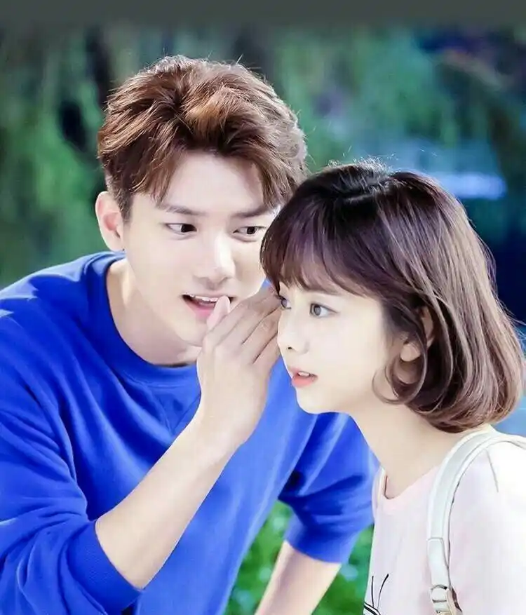 熊梓淇为谭松韵庆生!熊梓淇调皮的称"谭大哥",为她庆生,可以看出友情