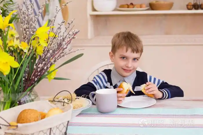 小孩吃早餐