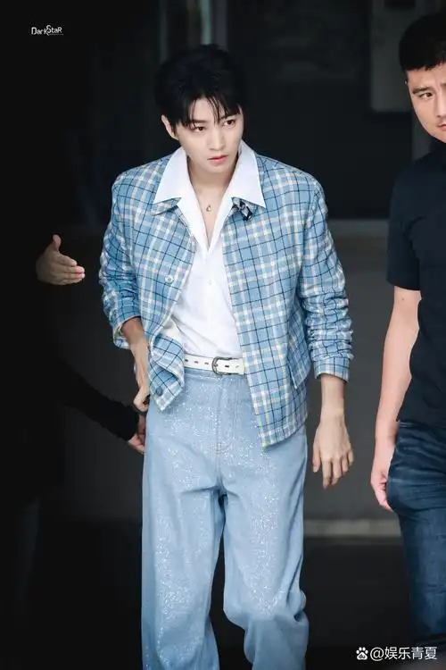 王俊凯今日好六录制上班图,蓝色格纹外套搭配浅蓝牛仔裤,男大的感觉!