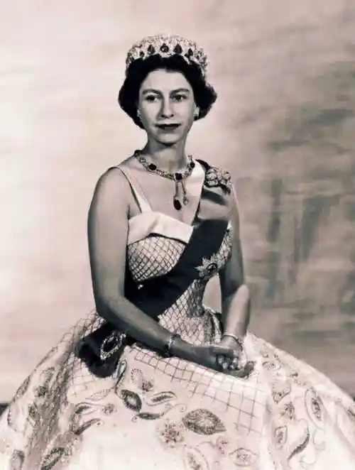 【来自投稿】1956年英国伊丽莎白二世女王在白金汉宫拍摄官方肖像