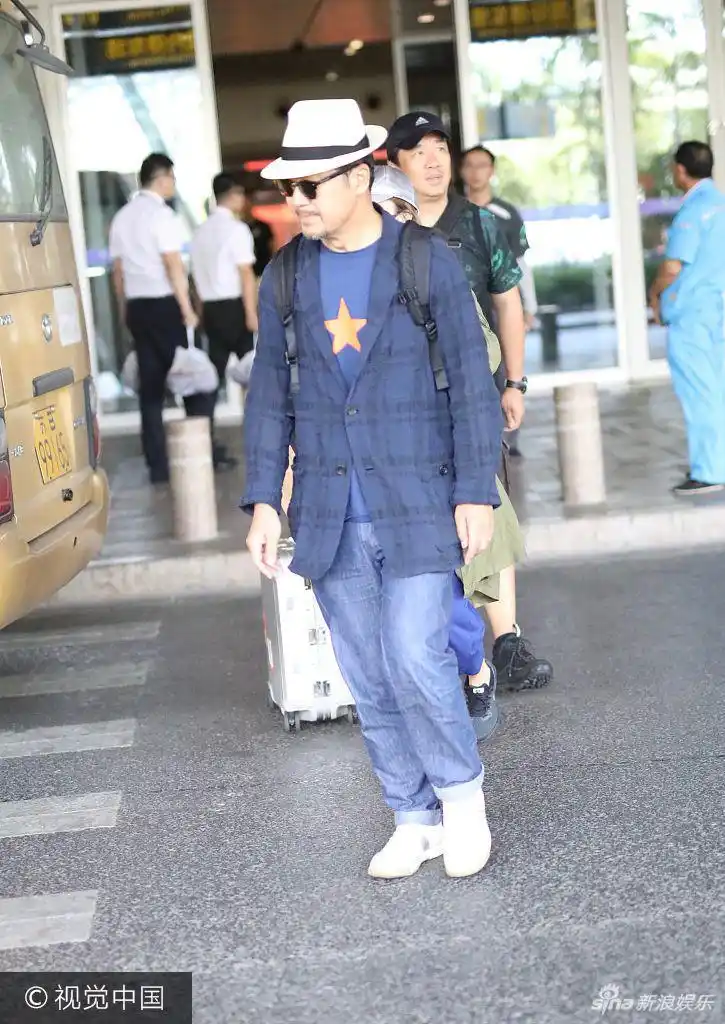 组图:62岁张国立机场轻松走出街拍范儿 胡子灰白潇洒依旧