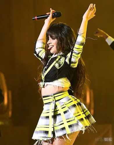 "卡妹"登台表演 穿露脐装热舞