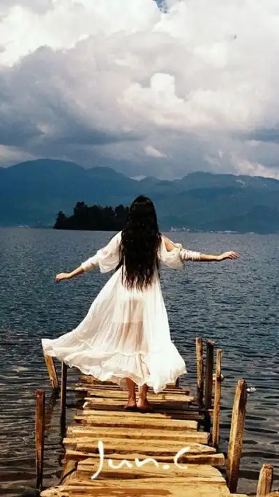 女生背影 一个人站在海边吹风 世界与我无关