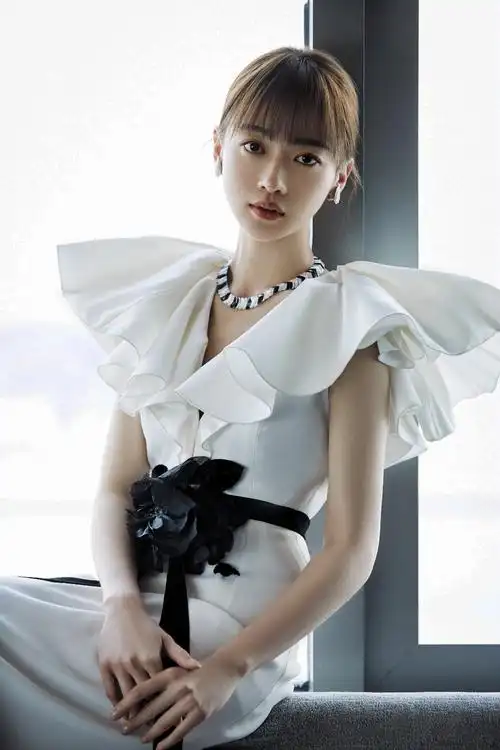 吴谨言凭延禧攻略获华鼎奖古装最佳女演员白裙优雅女人味十足