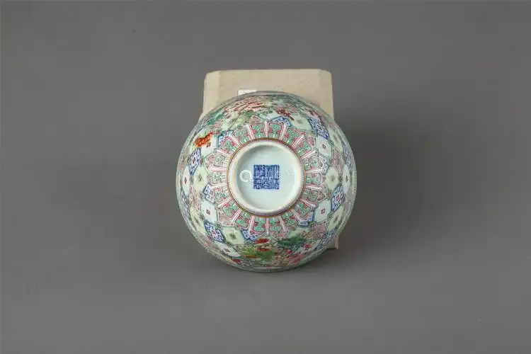 道光大清道光年制款粉彩花卉碗