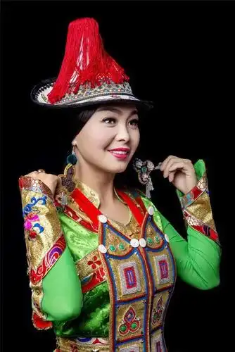 作为中国人口较少少数民族裕固族的歌手, 萨尔兄妹穿着裕固族盛装,带