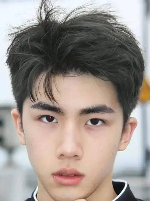 顶部长度一厘米左右微蓬松,刘海要长要碎三七分开,发质柔顺有光泽!