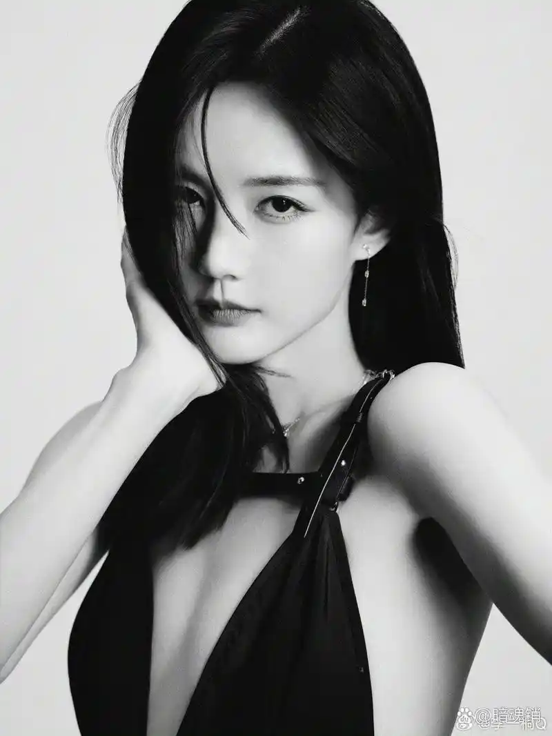 李一桐今日份黑白大片,黑色露背公主裙搭配黑长直发型,真的是太酷太飒