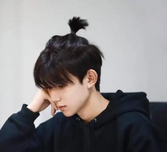 易烊千玺给自己扎小辫子看了他的成品粉丝你不要面子我要