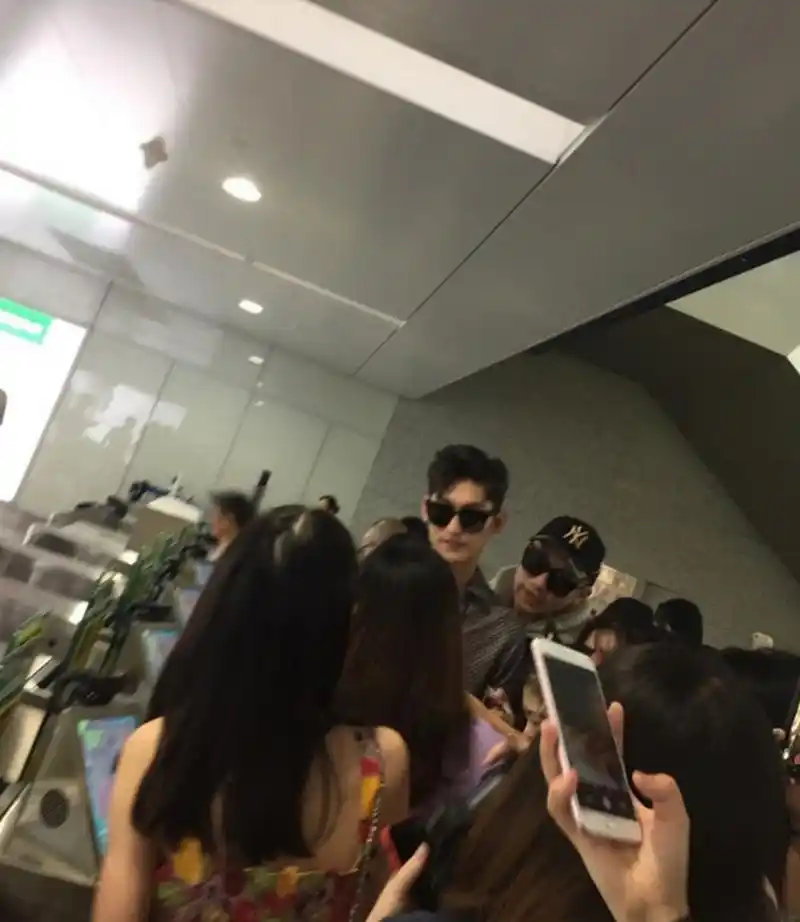 张翰一现身机场就获迷妹们一路跟拍人气爆棚