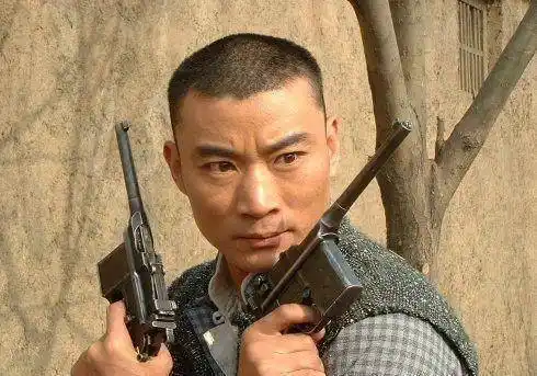 《铁道游击队》八大金刚个个都是老戏骨,弹琵琶的小坡事业最火_张春年