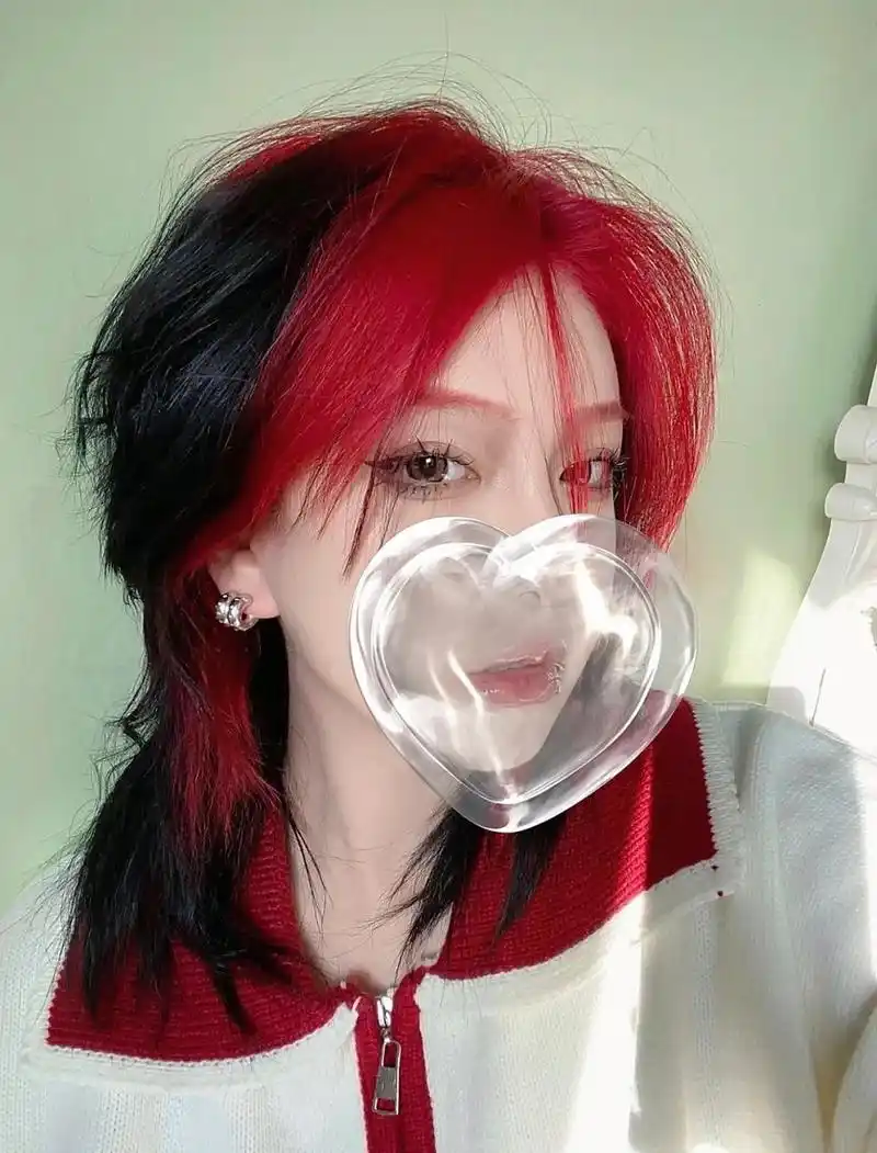 96新年妈见打发色好看的爆顶染发渐变红色 新年妈见打发色好看的