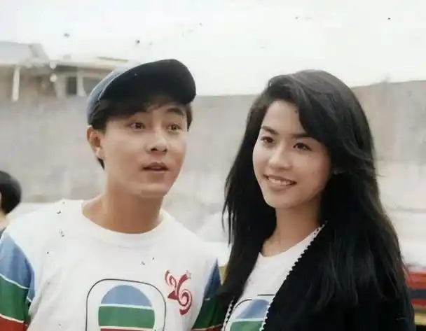 穿二手婚纱,3次婚礼2次流产,张卫健的婚姻令明星夫妻汗颜