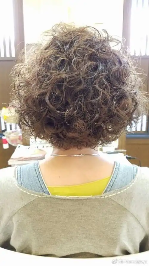 女士短发纹理烫,蓬松时尚显发量,喜欢短发的姐妹别错过