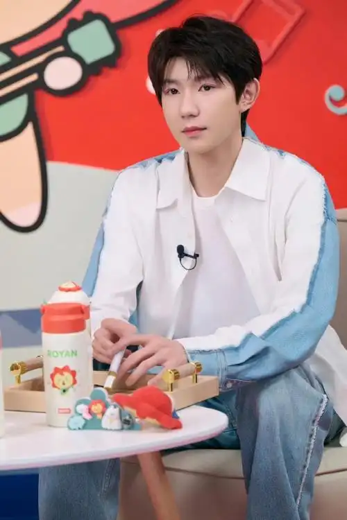 王源工作室发了九宫格