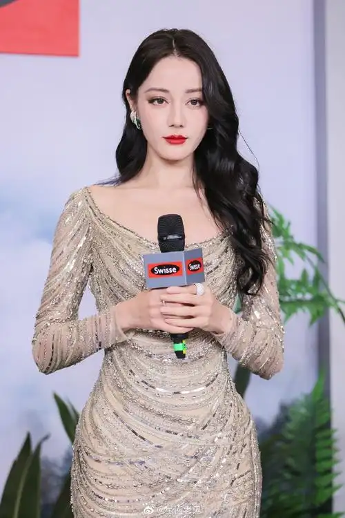 上扬真的会发光#终于知道为什么迪丽热巴走到哪里都是人群中的焦点