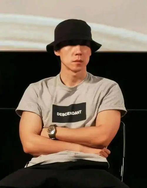 36岁吴晓亮穿黄衬衫阳光帅气,像大男孩,哪里有黑社会孙兴的影子