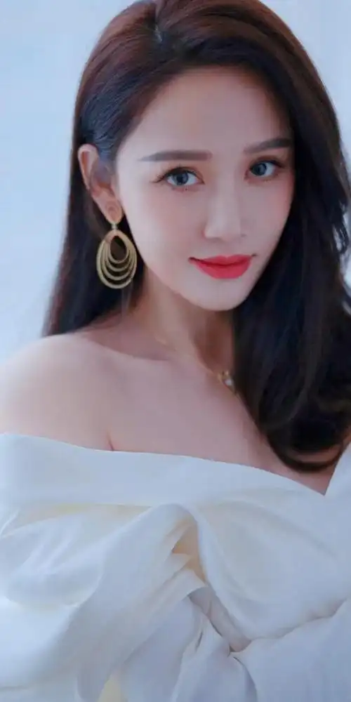 陈乔恩白色抹胸裙优雅写真壁纸|陈乔恩_新浪新闻