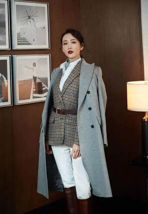 王鸥38了?穿深v亮片裙妩媚优雅,根本看不出岁月的痕迹