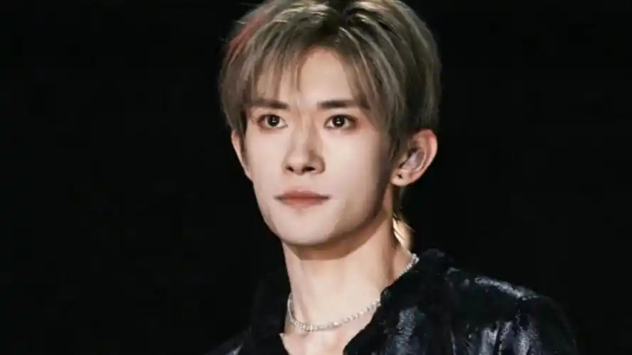 易烊千玺 事业发展‖感情理想型