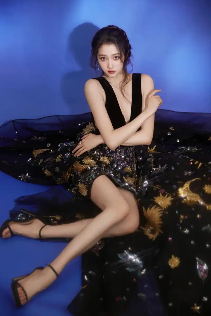 关晓彤解锁第29套高定 正所谓:晓彤出手,高定我有[大笑] #关晓彤