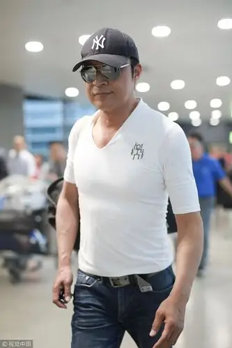 56岁咆哮教主马景涛现身胸肌发达身材棒