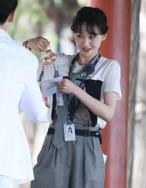 郑爽一身复古爸爸裤录综艺虽然腰带勒得很紧却依旧显骨感