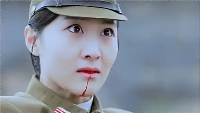 女鬼子一刀刺入姑娘身体,表示很嚣张,下秒自己惨了